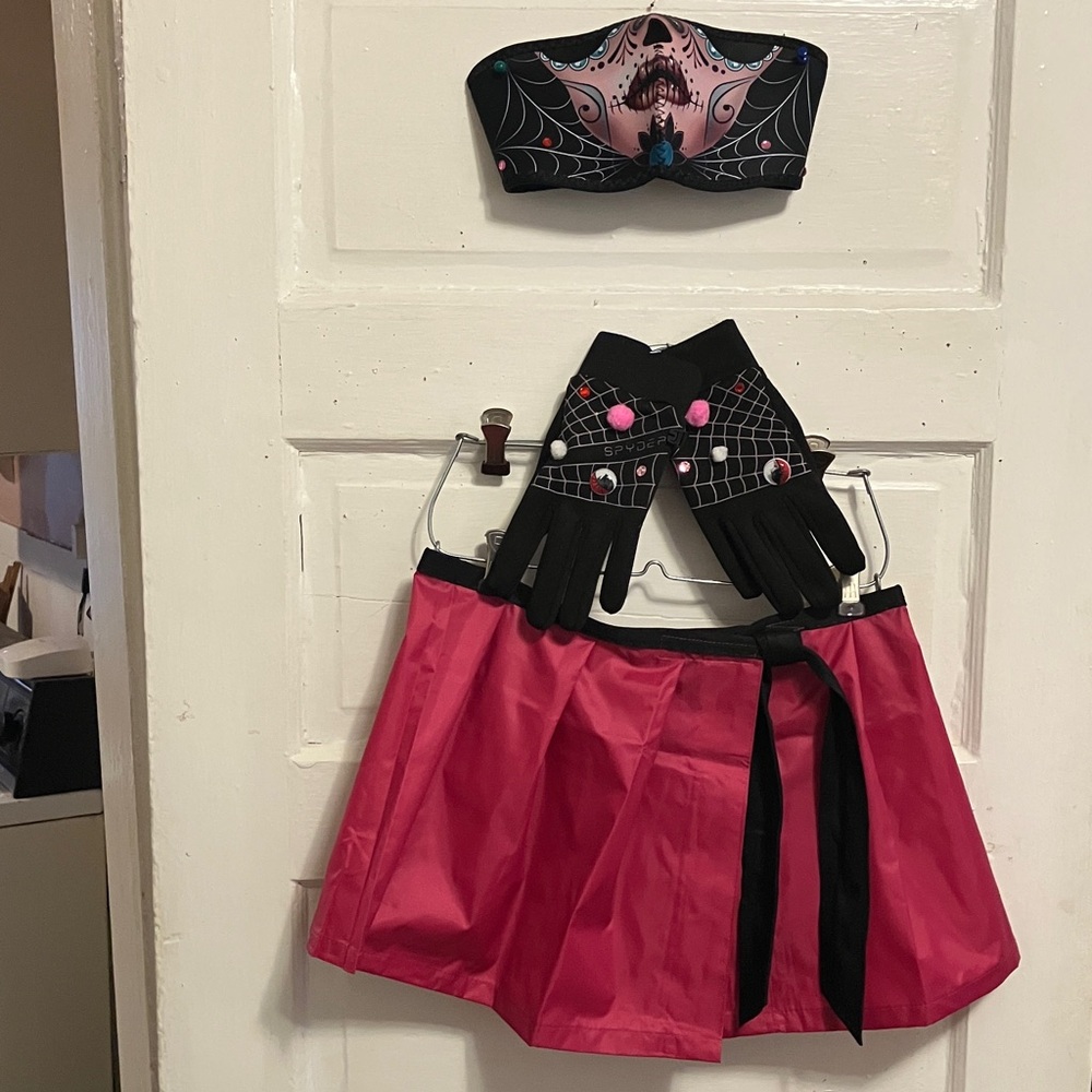 Unique n New. 3 pc Halloween set. 1/2 face mask …adjustable. Spider gloves all
